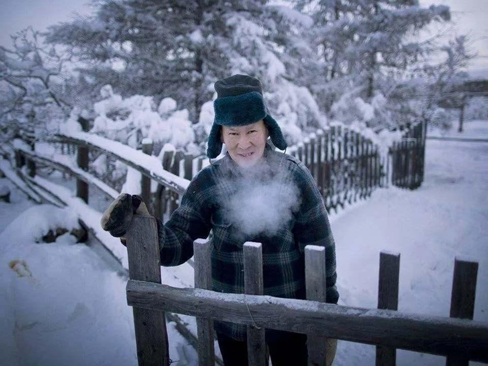 <p><strong>OKSİJEN NE RENKTİR?</strong></p>
<p>Oksijen gaz halinde kokusuz ve renksizdir.</p>
<p>Ancak sıvı ve katı hallerinde ise soluk mavi renk ile görünür.</p>