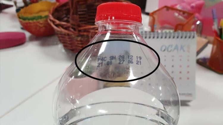 <p><span style="color:#800000"><strong>Yaşamın temel kaynağı olan su, genellikle şişe veya damacana halinde satılır. Ayrıca mutfaklarda kullanılan arıtma cihazı da, son yıllarda pop&uuml;ler olan ekipmanlardan biridir. Şişelenmiş paket su aldıysanız, ambalajın &uuml;zerinde son kullanma tarihi olup olmadığını fark edebilirsiniz. Peki, son kullanma tarihi dolmuş pet şişe suları i&ccedil;menin v&uuml;cuda zararı var mı? İşte detaylar...</strong></span></p>
