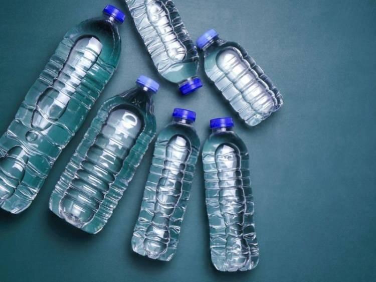 <p><span style="color:#2F4F4F"><strong>Daha temiz, daha sağlıklı diye s&uuml;rekli plastik ya da cam şişelerde satılan sulardan t&uuml;ketiyorsanız bir daha d&uuml;ş&uuml;n&uuml;n. İspanya'da yapılan yeni bir araştırma su t&uuml;ketimimizle ilgili ezber bozacak bazı ger&ccedil;ekleri ortaya koydu.&nbsp;</strong></span></p>
