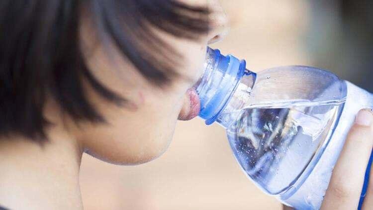 <p><span style="color:#000000"><strong>Piyasada son kullanma tarihi 15 ay ve 18 ay olan pet su markaları olduğunu belirten Vargı, pet şişe su firmalarının y&ouml;netmelikte bu konunun yer almadığı gerek&ccedil;esiyle sorumluluktan ka&ccedil;tığını anlattı. Bazı firmaların kapak plastiğinden kar etmek i&ccedil;in kapak &ccedil;apını bir santimetre azalttığını ifade eden Vargı, </strong></span><span style="color:#800000"><strong><em>&ldquo;Kapak a&ccedil;arken zorlanıyorsunuz, bunun bile bir standardı yok&rdquo;</em></strong></span><span style="color:#000000"><strong> diye konuştu. Vargı, T&Uuml;DEF'in pet şişe sularla ilgili mevzuatın yeniden d&uuml;zenlenmesi i&ccedil;in Sağlık Bakanlığı&rsquo;na başvurduğunu ama asıl &ccedil;&ouml;z&uuml;m&uuml; firmaların bir araya gelerek ortak şekilde bir yıllık bir kullanma tarihi &uuml;zerine anlaşmaları olduğunu s&ouml;yledi.</strong></span></p>
