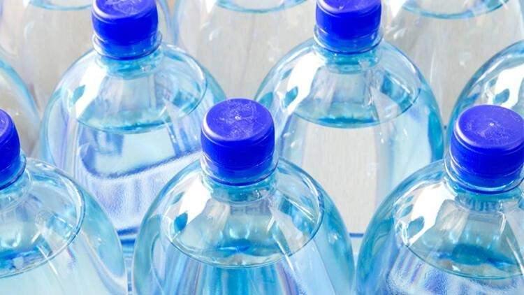 <p><span style="color:#2F4F4F"><strong>2004&rsquo;te y&uuml;r&uuml;rl&uuml;ğe giren Doğal Mineralli Sular Hakkındaki Y&ouml;netmelikte konuyla ilgili belirleyici s&uuml;renin olmadığını vurgulayan Vargı, uluslararası mevzuat konusunda başvurdukları şişelenmiş su &uuml;reticileri birliği olan IBWA&rsquo;nın direkt g&uuml;neş ışığından sakınılması, buzdolabında muhafaza edilmemesi gibi dikkat &ccedil;ekici uyarıların yer aldığını s&ouml;yledi.</strong></span></p>
