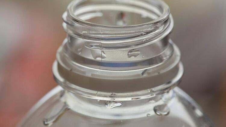 <p><span style="color:#800000"><strong>Pet şişedeki suları b&ouml;yle saklayın!&nbsp;<br />
<br />
Şişelenmiş suyu d&uuml;zg&uuml;n bir şekilde saklamak bakteri &uuml;remesini &ouml;nlediği gibi bulantı, mide ağrısı, kusma ve ishal gibi yan etkileri azaltmaya da yardımcı olur. &Ouml;zellikle sıcak ortamlar, bakteri &uuml;remesine ve zararlı kimyasalların suya salınmasına yol a&ccedil;abilir.</strong></span></p>
