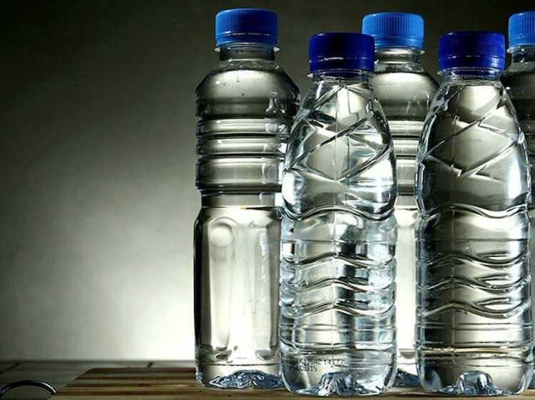 <p><span style="color:#8B4513"><strong>Plastik şişeler biraz ge&ccedil;irgen olduğundan onları, temizlik malzemelerinden ve kimyasallardan uzakta saklamakta b&uuml;y&uuml;k fayda var. Suda garip bir tat veya koku fark etmeniz de suyunuzun g&uuml;venirliği a&ccedil;ısından size fikir verebilir.</strong></span></p>
