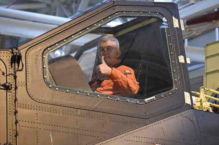 <p>Son olarak yeni, büyük taarruz helikopterimiz. Yeni gündeme geliyor, pek bilinen bir platform değildi. Bunun da ilk uçuşunu yapmak kısmet oldu. Henüz ismi yok. Sanıyorum Sayın Cumhurbaşkanı'mız tarafından verilecektir. </p>