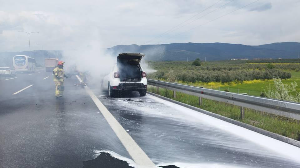 <p> Sürücüsünün yol kenarına çektiği araçta bulunan ve sürücü, eşi ve 2 çocuğu araçtan inerek uzaklaştı.<br />
<br />
 </p>
