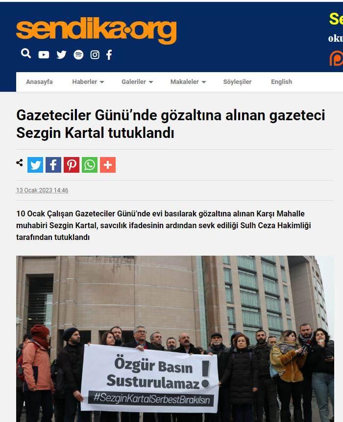 <p>Sezgin Kartal'ın Suriye'de çekildiği fotoğrafa ulaşıldı. Fotoğrafta Kartal'ın sırt çantasıyla elinde AK-47 model kalaşnikof marka silah taşıdığı görüldü. Ayrıca fotoğraf içerisinde YPG'li teröristlerin araçlarla şehirde dolaştıkları ve ellerinde tüfeklerle araçların arkasında bulunduğu görüldü. Sezgin Kartal'ın ise aracın yanında olduğu görüldü.</p>
