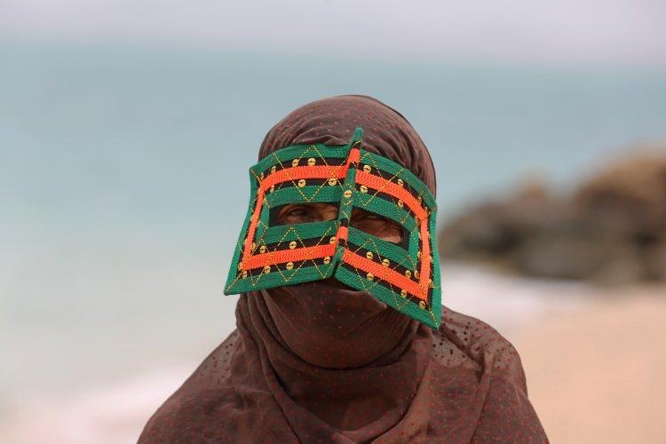 <p>Kadınlar, bu maskelerin aşırı sıcaktan gözleri ve yüzü güneşten koruduğuna inanıyor.</p>
