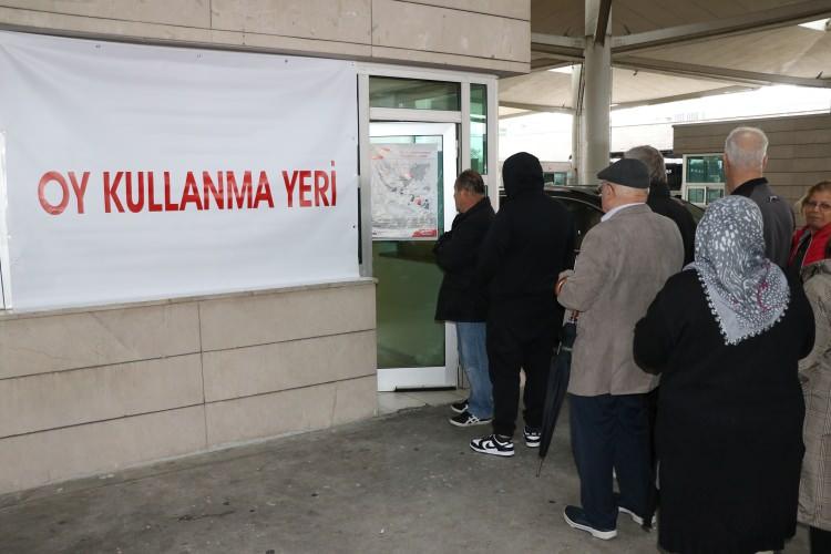 <p>Cumhurbaşkanlığı ve 28'nci dönem milletvekili genel seçimleri için yurt dışına kayıtlı Türk vatandaşlarının gümrük kapılarında ve yurt dışı temsilciliklerinde oy verme işlemleri sabah 08.00'de başladı.</p>
