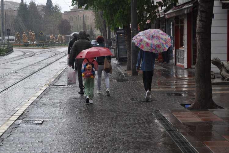 <p>Meteoroloji Genel Müdürlüğü yağışların bayram sonrası da devam edeceğini duyurmuştu. Ve İstanbul başta olmak üzere çok sayıda il için yapılan SARI KODLU uyarının ardından yağmur etkili olmaya başladı.</p>
