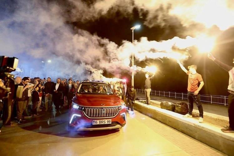 <p>Kamu bankalarının Togg ile ilgili vadeyi 36 aya çıkarması için BDDK mevzuatının değişmesi bekleniyor. BDDK'nın rekabet kurallarını ihlal etmeden bir formül üzerinde çalıştığı öğrenildi.</p>
<p> </p>