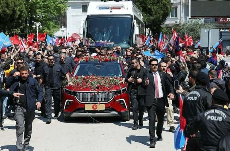 <p>Togg'un en düşük paketi 953 bin lira, orta paketi 1 milyon 55 bin lira, üst paket ise 1 milyon 215 bin liradan satışa sunuldu.</p>
<p> </p>