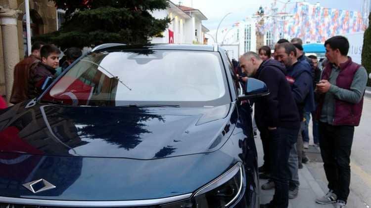 <p>Kamu bankalarının kredi paketleri açıklandıktan sonra en düşük paketten satın almak isteyen bir vatandaş araç bedelinin 500 bin TL'lik kısmını kredi olarak çekebilecek.</p>
<p> </p>