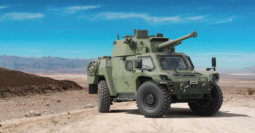 <p><strong> Yengeç hareketi ile dikkati çekiyor</strong></p>
<p>AKREP II'nin dört çeker sistemi ve opsiyonel olarak sunulan direksiyonlanabilir arka aksı, araca eşsiz bir manevra yeteneği sunuyor. Dört çeker sistemi, bağımsız süspansiyonu ve seri güç paketinin sayesinde AKREP II çamur, kar ve su birikintisi gibi her türlü arazi koşulunda üstün hareket kabiliyetine sahip bulunuyor. AKREP II'nin hareket kabiliyeti direksiyonlanabilir arka aksının sağladığı yengeç hareketi ile en üst seviyeye çıkarılıyor.</p>