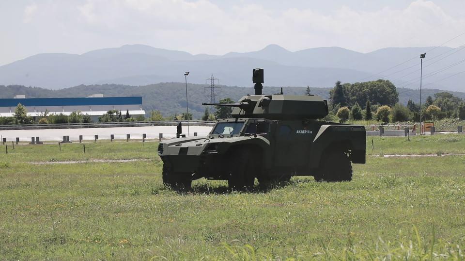 <p>Araçta; yönlendirme, ivmelenme ve frenleme gibi sistemlerin ana mekanik bileşenleri elektriksel olarak kontrol ediliyor. Bu özellik aracın uzaktan kontrol edilmesini, sürüş destek sistemlerinin adaptasyonunu ve otonom sürüşü mümkün kılıyor.</p>
<p> </p>