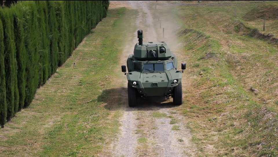 <p><strong> Düşük siluet, etkili atış gücü</strong></p>
<p>AKREP II ile düşük siluet, yüksek mayın koruma ve etkili atış gücü aynı platformda sunuluyor. Hibrit ve elektrikli tahrik alternatifleriyle araçta termal ve akustik izi minimum seviyede tutuluyor.</p>