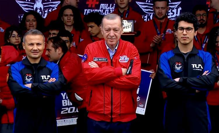 <p>Cumhurbaşkanı Recep Tayyip Erdoğan, İstanbul Atatürk Havalimanı'nda devam eden TEKNOFEST'i ziyaretinde yaptığı konuşmada Türkiye'nin uzay yolcularını açıkladı.</p>