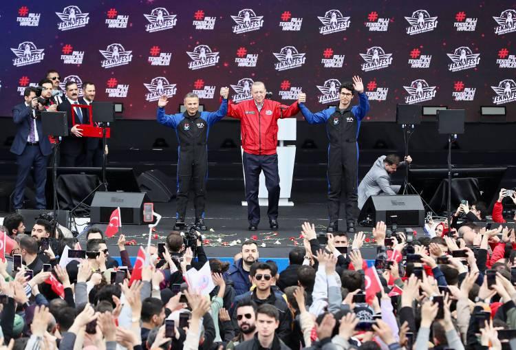<p>2023 yılının son çeyreğinde gerçekleştirilecek uzay yolculuğuyla ilgili konuşan Erdoğan, mayıs ayında başlattıkları süreçte 1 asil, 1 yedek olmak üzere 2 uzay yolcusunu belirlediklerini söyledi.</p>