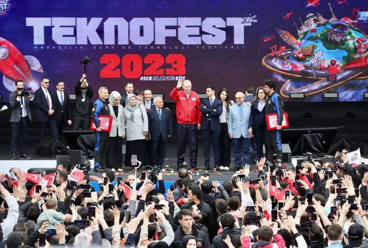 <p><strong>ULUSLARARASI UZAY İSTASYONU'NDA 14 GÜN KALACAKLAR</strong></p>
<p> </p>
<p>Erdoğan, "Türkiye'nin insanlığı ilk uzay görevine çıkacak arkadaşımız Uluslararası Uzay İstasyonu'nda 14 gün kalacak. Uzay yolcumuz bu görevde, ülkemizin kıymetli üniversite ve araştırma kurullarının hazırladığı 13 farklı deney gerçekleştirecek. Yedek adayımız da bir yörünge altı uçuşu gerçekleştirerek, eğitimini pekiştirecek. Uzay yolcumuzun uzayla buluşma zamanı, 2023 yılının son çeyreği olarak planlanıyor. Vakit, geldi. Türkiye'nin gücünün ve kararlılığının sembolü olacak bayrağımızı uzayda gururla taşıyacak, uzay yolcularımızı tanıma vakti de geldi" dedi.</p>