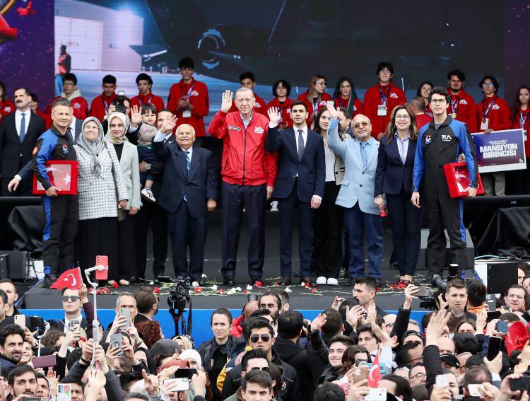 <p>Uzay yolcusu olmak üzere başvuruda bulunan vatandaşlara teşekkür eden Erdoğan, uzay yolcusu olmaya hak kazanan kişileri de tebrik etti.</p>