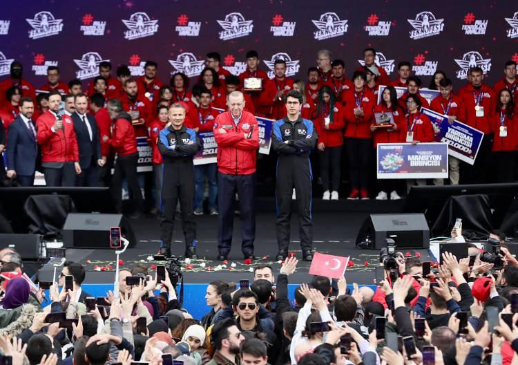 <p><strong>TÜRKİYE'NİN UZAY YOLCULARI</strong></p>
<p> </p>
<p>Tanıtım filminin ardından Cumhurbaşkanı Erdoğan, iki ismi sahneye aldı. Erdoğan, "Uluslararası Uzay İstasyonu'na gidecek Alper Gezeravcı kardeşimiz, Hava Kuvvetleri Komutanlığımızda önemli başarılara imza atmış kahraman bir Türk pilotudur. Yedek olarak seçilen Tuva Cihangir Atasever kardeşimiz de ROKETSAN'da uzay fırlatma sistemleri alanında çalışan bir sistem mühendisimiz. Her iki kardeşimizin görevlerini en güzel şekilde yerine getireceklerinden hiçbir şüphe duymuyorum. Rabbimden kendilerine muvaffakiyetler niyaz ediyorum" ifadelerini kullandı.</p>