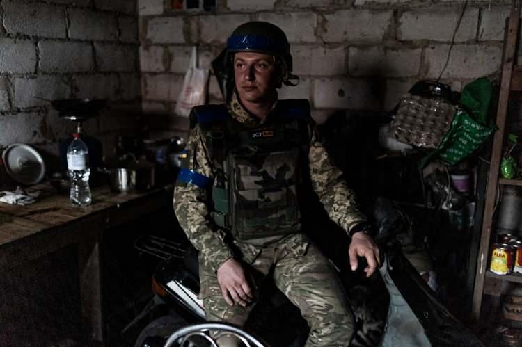 <p>Rusya ile Ukrayna arasındaki savaşta sıcak çatışmalara sahne olan Donetsk Oblastı’nda konuşlu Ukrayna birlikleri, Avdiyivka yakınlarındaki cephe hattında askeri faaliyetlerine devam ediyor.</p>