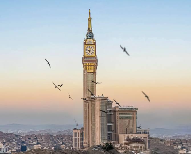 <p><strong>3- Makkah Royal Clock Tower</strong></p>

<p>Suudi Arabistan - Mecca (2012)</p>

<p>601 metre yüksekliğinde ve 120 kat bulunuyor</p>
