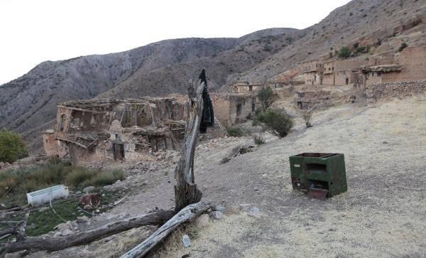 <p> Divriği ilçesi zor arazi şartları olan bir bölge. Çok önemli kanyonları var. Bazı yerlere ulaşmak bir hayli zor. Bu köy de onlardan biri" diye konuştu.</p>
