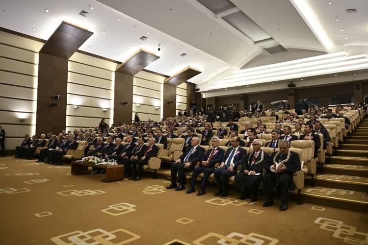 <p>Törende, Anayasa Mahkemesi Başkanı Zühtü Arslan, AK Parti Genel Başkanvekili Binali Yıldırım, Cumhuriyet Halk Partisi Genel Başkanı Kemal Kılıçdaroğlu da yer aldı.</p>
