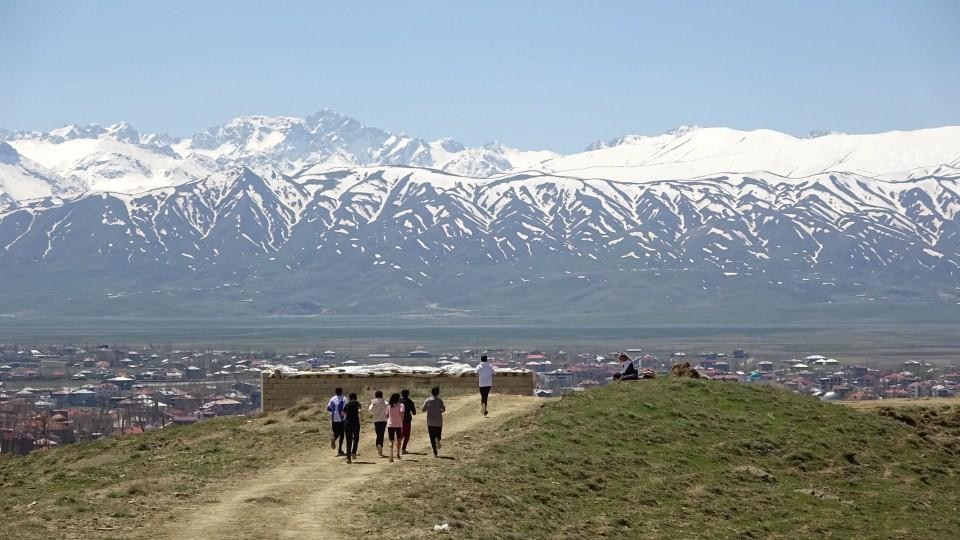 <p>Tekerlekli kayak sporcusu Berkan İlker ise şampiyonaya sıkı bir şekilde hazırlandıklarını, hedeflerinin iyi bir derece almak olduğunu söyledi. </p>
