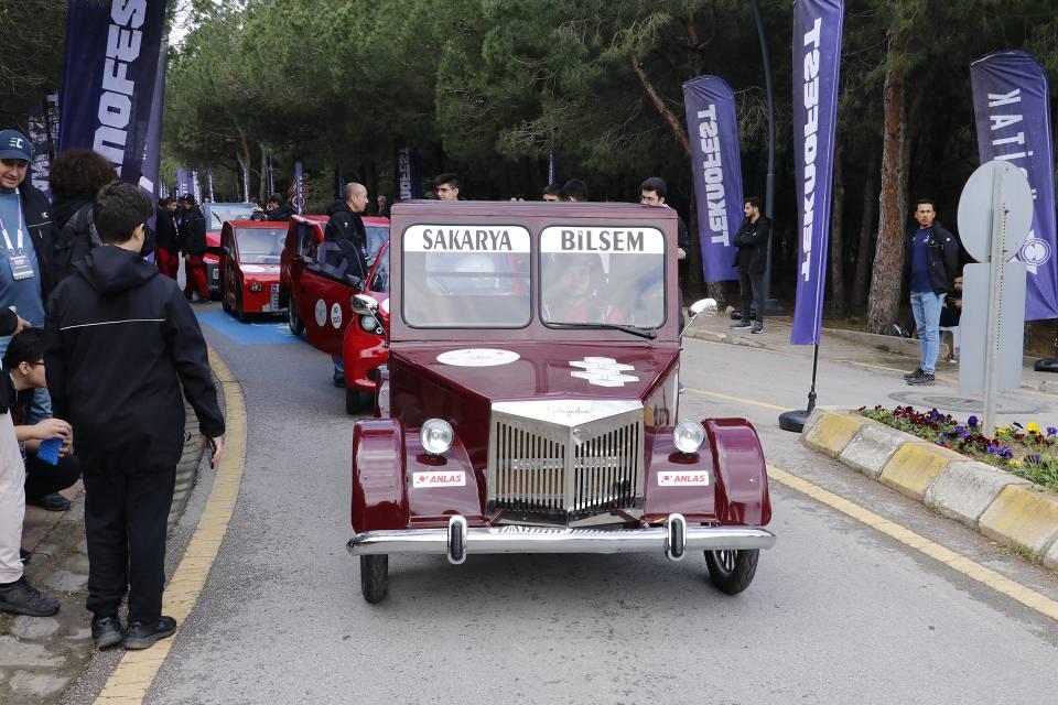 <p>"Elektromobil" ve "hidromobil" olmak üzere iki kategoride düzenlenen Uluslararası Efficiency Challenge Elektrikli Araç Yarışları, bu yıl ilk defa farklı bir parkurda yapılıyor. Yarışlarda, her aracın 15 dakika içinde 1350 metre uzunluğundaki parkurda 5 turu tamamlaması bekleniyor.</p>

<p> </p>
