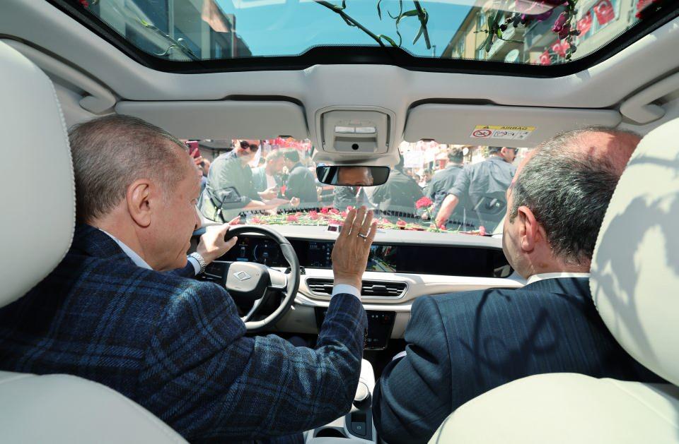 <p>Güllerle karşılanan Cumhurbaşkanı Erdoğan'ın konuşması Bursa'da binlerce kişinin katılımıyla gerçekleşti.</p>
