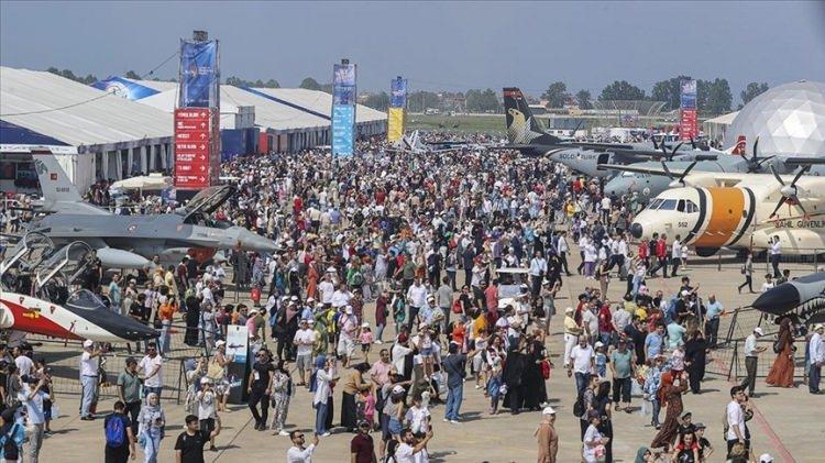 <p>2022 YILINDA TEKNOFEST RÜZGARI KARADENİZDE ESTİ</p>

<p> </p>

<p>TEKNOFEST Azerbaycan'ın ardından festival, 30 Ağustos-4 Eylül 2022'de Samsun Çarşamba Havalimanı merkezli olarak Karadeniz Bölgesi'nde yapıldı.</p>

<p> </p>

<p>TEKNOFEST Karadeniz kapsamında geleceğin odak alanları üzerine 40 farklı teknoloji yarışması gerçekleştirildi. Bu yarışmalara 81 il, 107 ülkeden 154 binden fazla takım ve 600 binden fazla yarışmacı başvurdu.</p>
