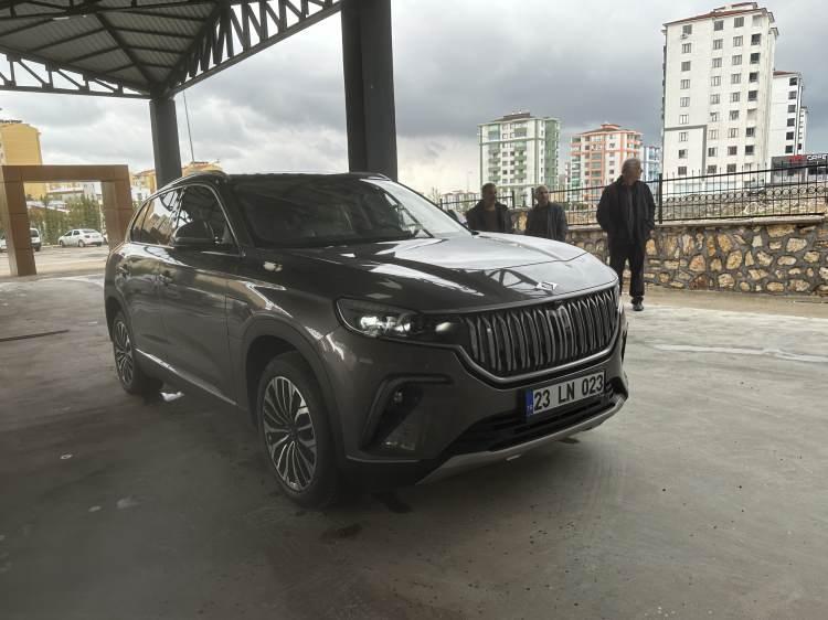 <p><strong>TOGG ELAZIĞ'A ULAŞTI</strong></p>
<p>Türkiye’nin ilk yerli ve milli otomobili Togg, Elazığ’daki sahibine teslim edildi. Togg vatandaşlar tarafından büyük ilgi gördü.</p>
<p> </p>