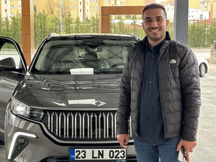 <p>Türkiye’nin ilk yerli ve milli otomobili Togg T10X için kura çekimleri yapılmıştı. Kuranın ardından Kula rengi Togg, bugün Elazığ’da Turgay Akgün’e teslim edildi. </p>