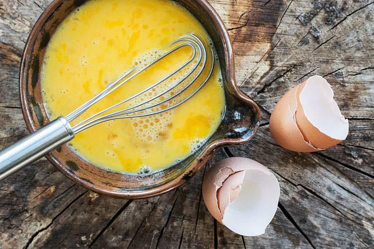 <p><span style="color:#800000"><strong>Yumurta akı çırptıkça köpüren yarı saydam bir sıvı. Karıştırmanın ilk aşamasında yumurta akı balonlar oluşturur.</strong></span></p>

<p><span style="color:#800000"><strong>Karıştırmaya devam ettikçe karışım şeklini korur. Fakat daha fazla çırparsanız yumurtanın akında grenli bir doku oluşur.</strong></span></p>

<p><span style="color:#800000"><strong>Topaklar oluşsun istemiyorsanız aşırı karıştırdığınız yumurtanın akını düzeltmeniz gerekir.</strong></span></p>
