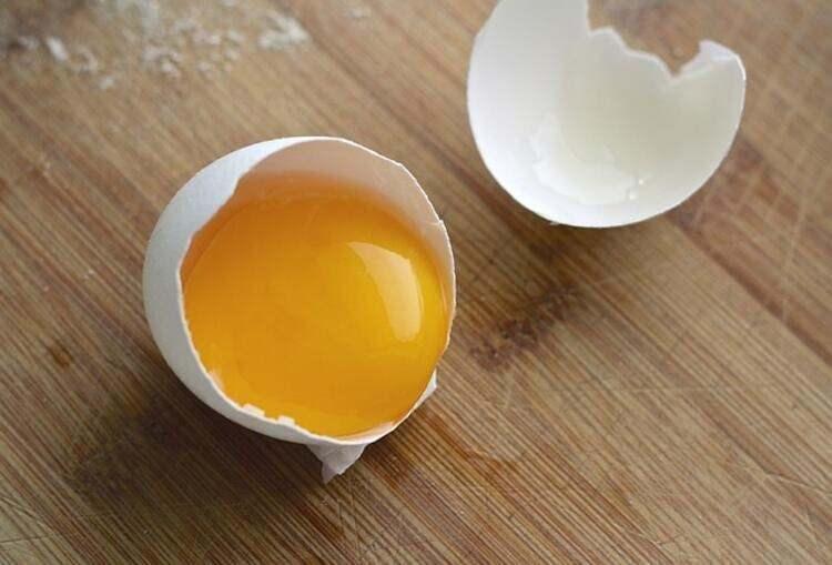<p><span style="color:#800000"><strong>Yanlış çırpıldığı için topaklaşmış yumurta akı düzeltilebilir. Bunun için taze bir yumurta yeterli. Karışımı tekrar bir yumurta akı ekleyip çırptığınızda durumu kurtaracaksınız.</strong></span></p>
