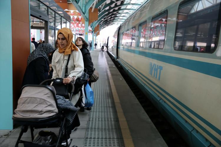 <p>Türkiye'nin en yüksek ayağa sahip demir yolu viyadüğü 89 metre yükseklikle Elmadağ'da yapıldı. Hızlı tren hattında ilk defa yerli ray kullanıldı. 138 kilometre beton yol ile tünellerde ilk balastsız yol yani beton yol uygulaması gerçekleştirildi.</p>
