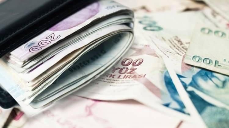 <p>Örneğin; 7 bin 500 lira alan bir emekliye yüzde 5 refah payı verilirken, 8 bin 500 lira alan emekliye yüzde 6, 9 bin 500 lira alan emekliye yüzde 7 refah payı uygulanacak. Bu arada, maaşı 7 bin 500 liradan düşük olan emeklilerin alacağı refah payı, tamamlamayla yükseldiği 7 bin 500 lira üzerinden değil, gerçek maaş üzerinden hesaplanacak. </p>