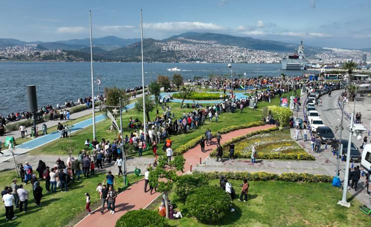 <p>Yaklaşık 1 kilometrelik kuyrukta bekleyen vatandaşlar, TCG Anadolu ile birlikte Türkiye'nin ilk insansız savaş uçağı Bayraktar Kızılelma, kanatları katlanabilen Bayraktar TB3 SİHA ve milli ana muharebe tankı Yeni Altay'ın da aralarında bulunduğu yerli ve milli savunma teknolojilerini görme fırsatı buluyor.</p>
