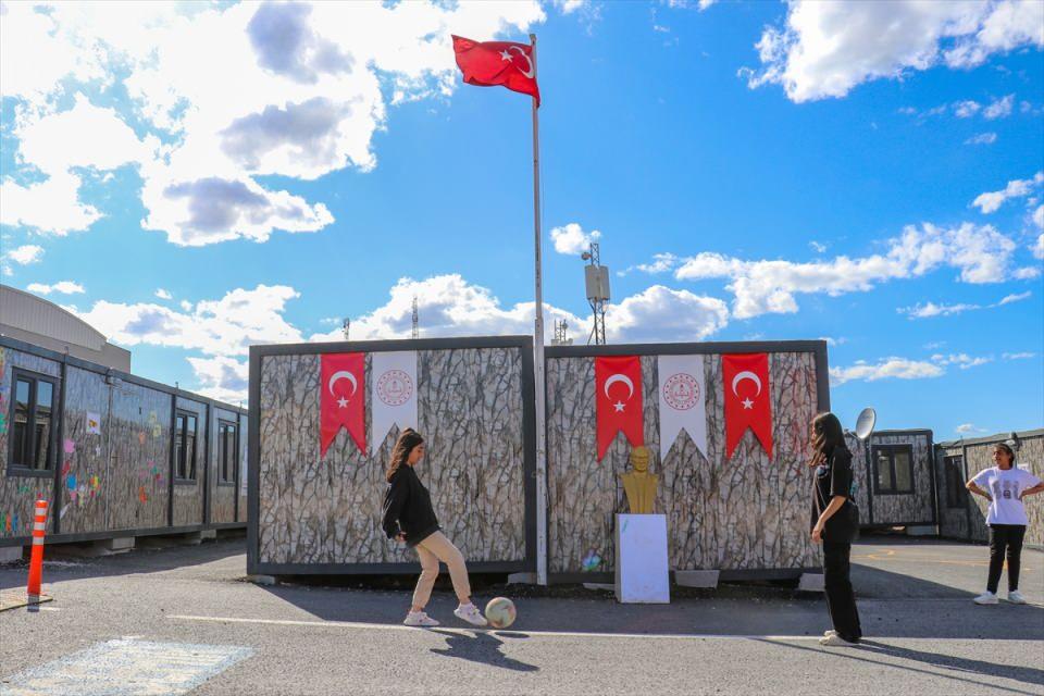 <p>Van Valiliği, Kahramanmaraş merkezli Şubat'ta meydana gelen depremlerin büyük yıkıma neden olduğu Malatya'da öğrencilerin eğitimlerinden geri kalmaması için 5 ilçede 18 konteyner okul kurdu.</p>

<p> </p>
