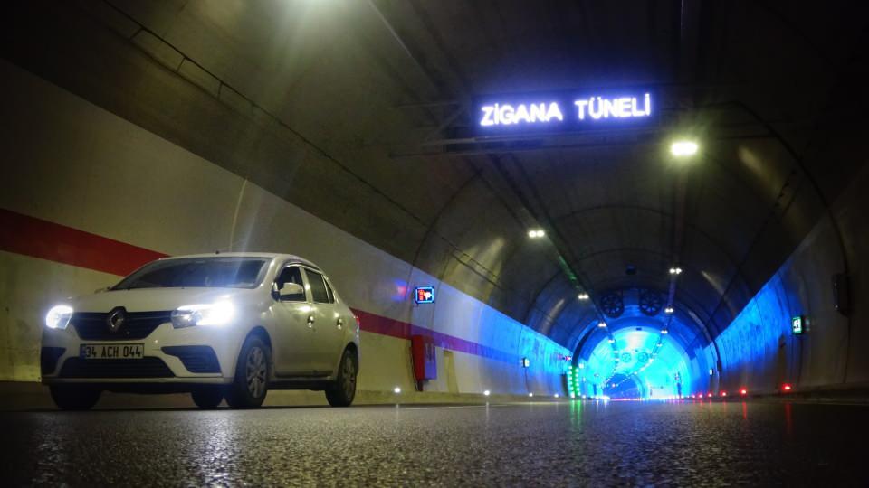 <p><strong>Sürücüler sabırsızlıkla bekliyor</strong><br />
<br />
32 yıldır TIR ile yük taşıyan Diyarbakırlı Ali Tek, "Zigana geçidinden çok kez geçtim. Zigana tünelinin açılmasına çok seviniyoruz. Bizim içini çok iyi olacak. Ülkemize ve milletimize hayırlı olsun. Bu rampaları inmek, çıkmak zor oluyor. Kış aylarında yollar buzlu olduğu zaman zorluk çekiyorduk" dedi.</p>