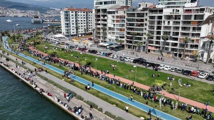 <p>Hafta sonu havanın güzel olmasını fırsat bilen çok sayıda kişinin TCG Anadolu için oluşturduğu kuyruk, İzmir Limanı yolcu iskelesi önünden Gündoğdu Meydanı'na kadar uzanıyor.</p>
