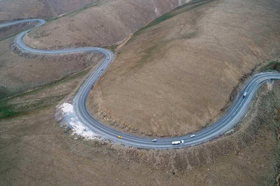 <p>Tünel sayesinde sürücüler, 22 kilometrelik zorlu virajları geçmeden 3 bin 100 metre uzunluğundaki tüneli kullanacak.</p>

<p> </p>
