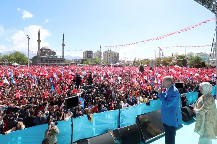 <p>Cumhurbaşkanı Recep Tayyip Erdoğan, Kayseri'de düzenlenen mitingde 180 bin vatandaşa hitap etti.</p>
