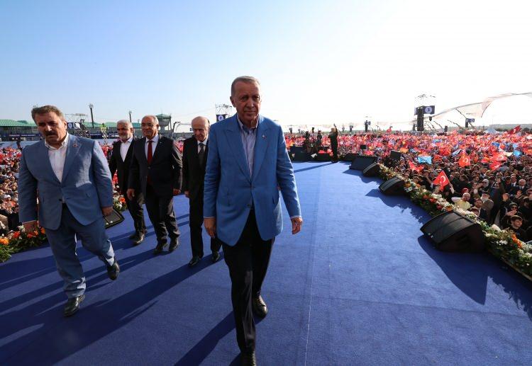 <p><strong>LİDERLER KALABALIĞI SELAMLADI</strong></p>

<p>Daha sonra Cumhur İttifakı'nda bulunan MHP Genel Başkanı Devlet Bahçeli, BBP Genel Başkanı Mustafa Destici, Yeniden Refah Partisi Genel Başkanı Fatih Erbakan, DSP Genel Başkanı Önder Aksakal, HÜDA PAR Genel Başkanı Zekeriya Yapıcıoğlu teker teker sahneye çıkarak, Erdoğan ile halkı selamladı. Ardından Cumhurbaşkanı Erdoğan ile Genel Başkanlar el ele tutuşup selamlama yaptı.</p>
