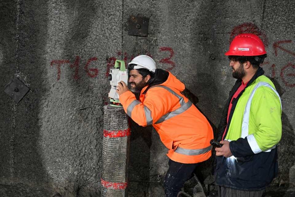 <p>Yıllardır birçok ölümlü trafik kazasının yaşandığı, olumsuz hava koşullarının etkili olduğu zamanlarda araçların mahsur kaldığı bölgede inşa edilen çift tüplü tünel projesiyle 45 dakikalık yolun 5 dakikaya düşürülmesi hedefleniyor.</p>

<p> </p>
