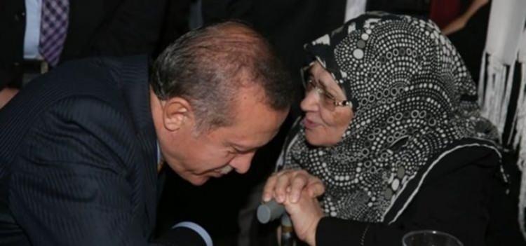 <p><span style="color:#000000"><strong>Ünlü yazarın Cumhurbaşkanı Recep Tayyip Erdoğan ve eşi Emine Erdoğan'a bayram için gönderdiği tebrik mesajı yıllar sonra gün yüzüne çıktı. </strong></span></p>
