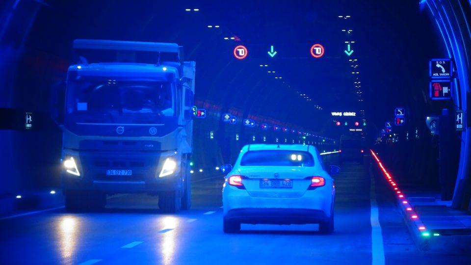 <p><strong>Bakan Karaismailoğlu: “Zigana Tünelini tüm dünyaya tanıtacağız”</strong><br />
<br />
3 Mayıs’ta Cumhurbaşkanı Recep Tayyip Erdoğan’ın katılımıyla Zigana tünelini hizmete açacaklarını dile getiren Bakan Karaismailoğlu ise, “Çarşamba günü Cumhurbaşkanımızı Trabzon’da ağırlayacağız. </p>