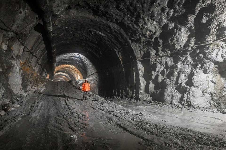 <p>Özellikle kış aylarında yolun çok tehlikeli olduğunu dile getiren Efe, "Yıllardır bu yolda çok canlar yitirdik. Maddi hasarlı kazalar yaşandı. </p>

<p> </p>
