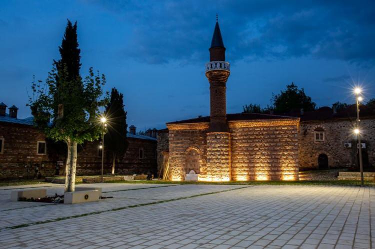 <p>Büyükşehir Belediyesi’nin ‘tarihe vefa’ projesi çerçevesindeki kazılarla ortaya çıkarılan temeller üzerinde başlanan restorasyon çalışmaları tamamlandı. Bundan 474 yıl önce yaptırılan mescit ve yanındaki türbe ilk günkü ihtişamına kavuşurken, proje çerçevesinde Esiri Mehmet Efendi’nin ailesine ait olduğu belirlenen 12 hazire de yeniden düzenlendi.</p>
